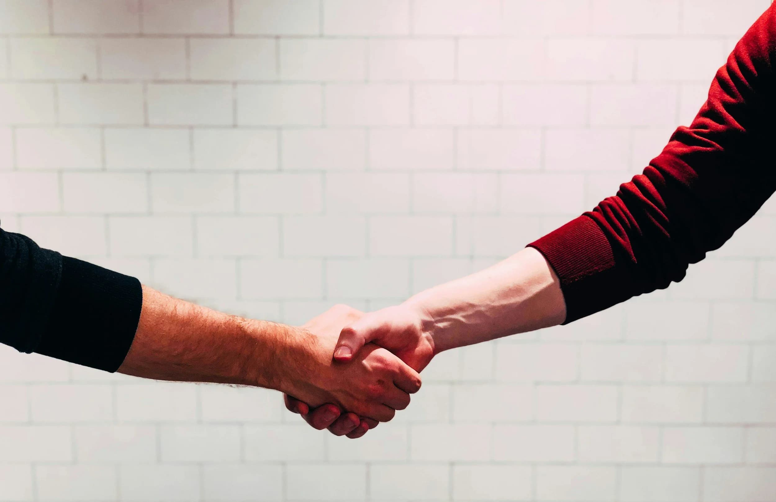 Founders shaking hands, the right customer relationship